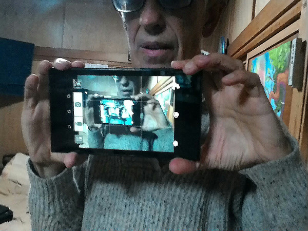 A photo of the October 2014 model of Asus Memo Pad 7 taken with its front camera - a selfie of itself that shows the selfie of itself!