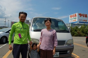 Mr. and Mrs. Izumi with 3-year-old daughter Chitose. They took me from Yoneyama SA to Nadachihama after a brief stop for shopping in Joetsu City