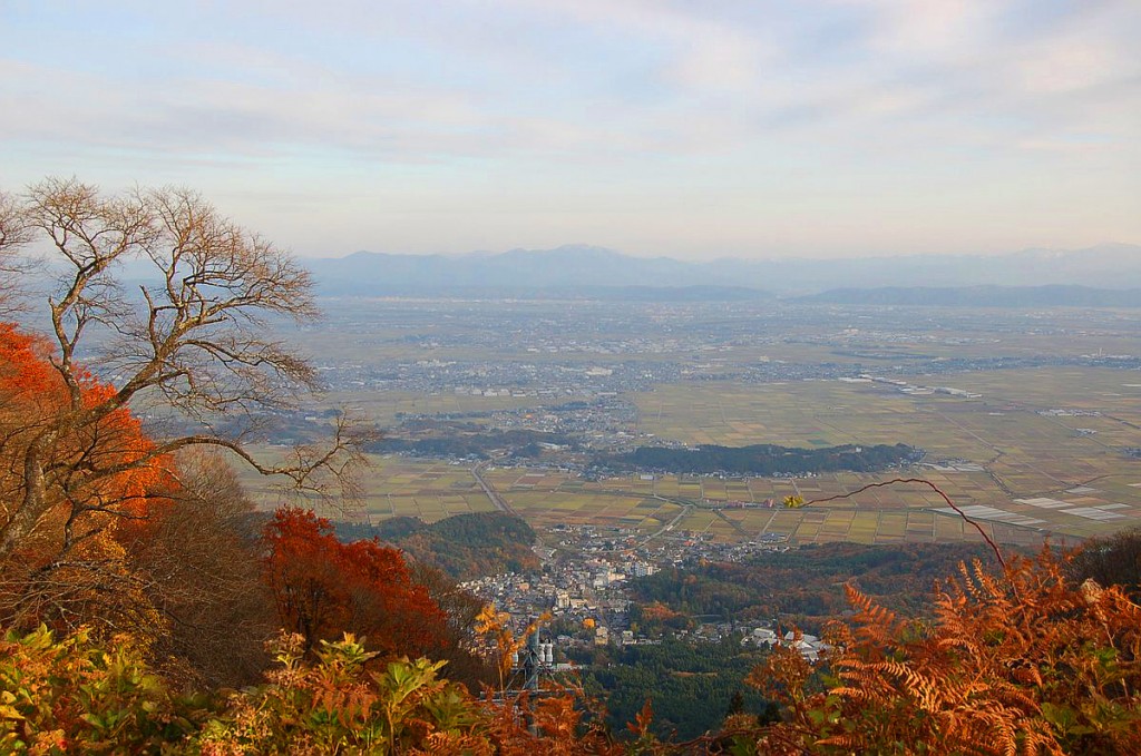 View of Yahiko Mura, Tsubama and Sanjo cites from near the summit