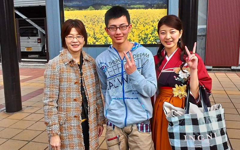 A mother with her son and daughter who took me to Akita station.