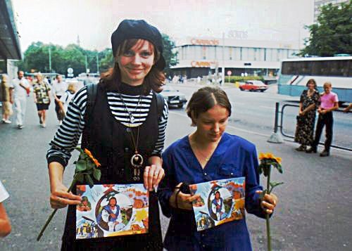 Two Estonian girls who received posters.