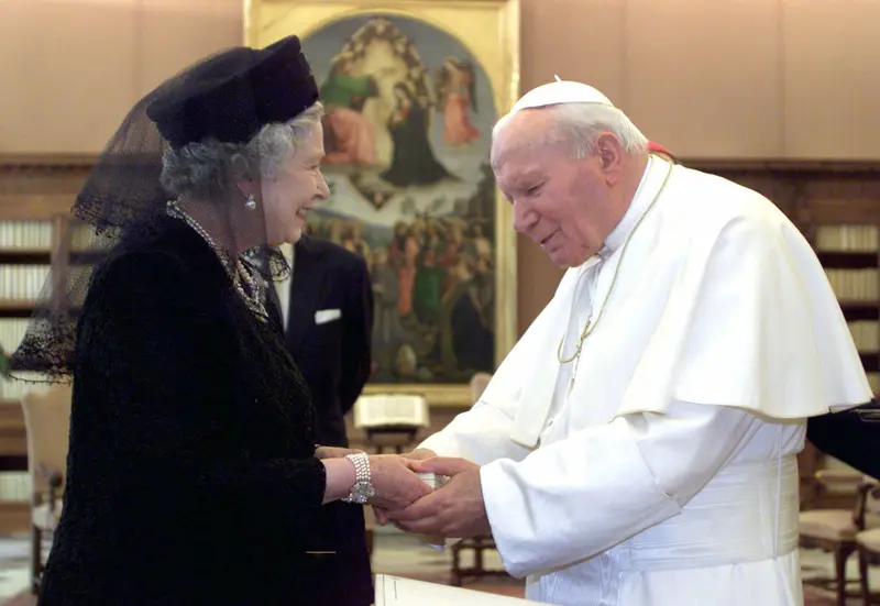 Queen Elizabeth Ii Meets Pope John Paul Ii
